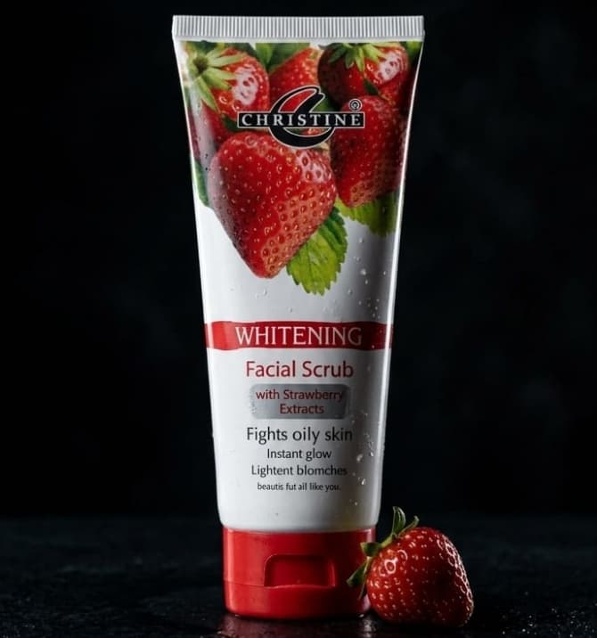 Christine Whitening Scrub Tube (Strawberry Extracts)